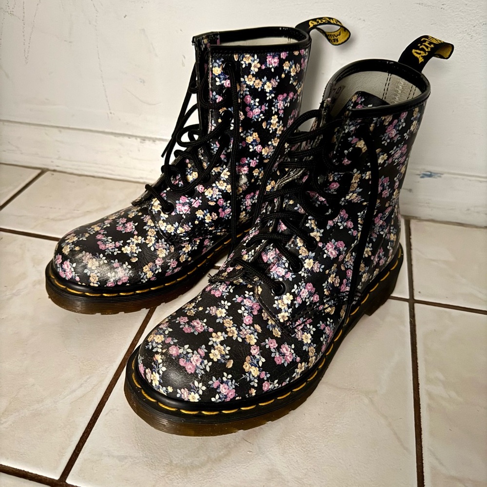 Dr Martens size 6.5 black floral